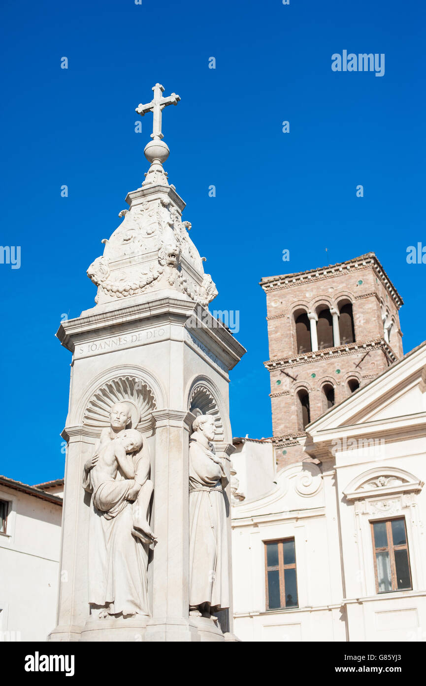 San Bartolomeo all'isola, la vista sulla piazza Colonna e parte della chiesa anteriore nella giornata di sole Foto Stock