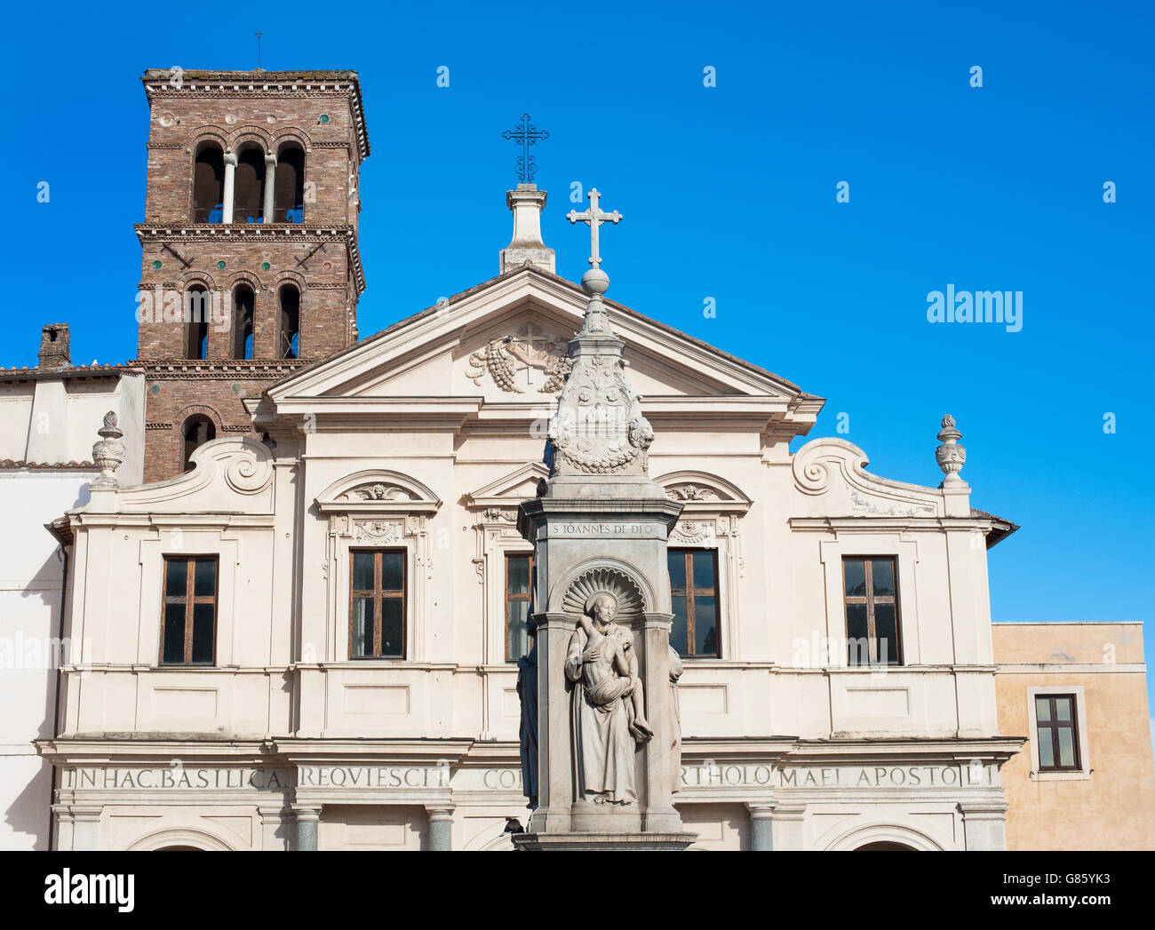 San Bartolomeo all'isola, la vista sulla piazza Colonna e chiesa anteriore nella giornata di sole Foto Stock