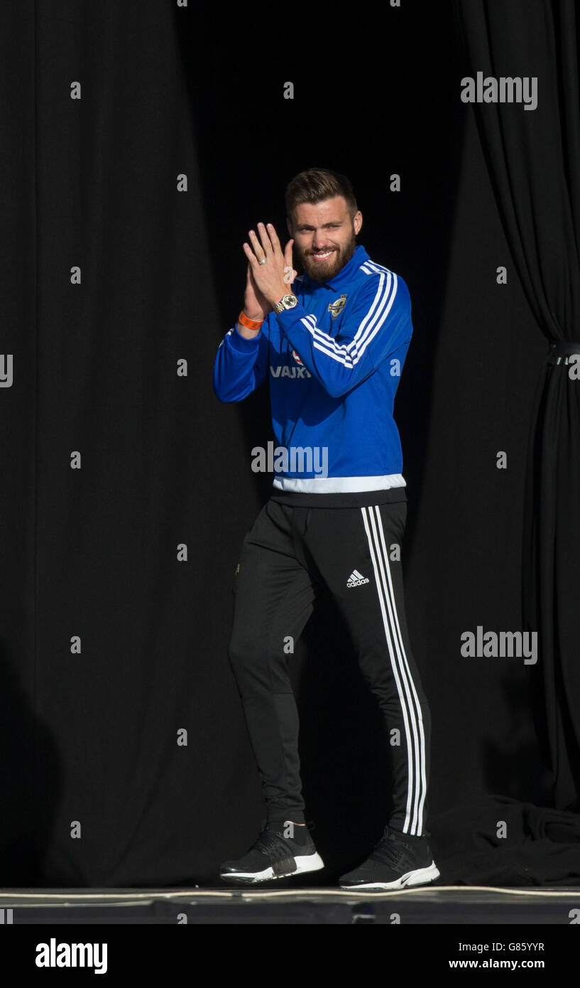 In Irlanda del Nord la Stuart Dallas durante il rientro in patria al Titanic Fanzone, Belfast. Stampa foto di associazione. Picture Data: lunedì 27 giugno, 2016. Vedere PA storia calcio Irlanda n. Foto di credito dovrebbe leggere: Liam McBurney/PA FILO Foto Stock