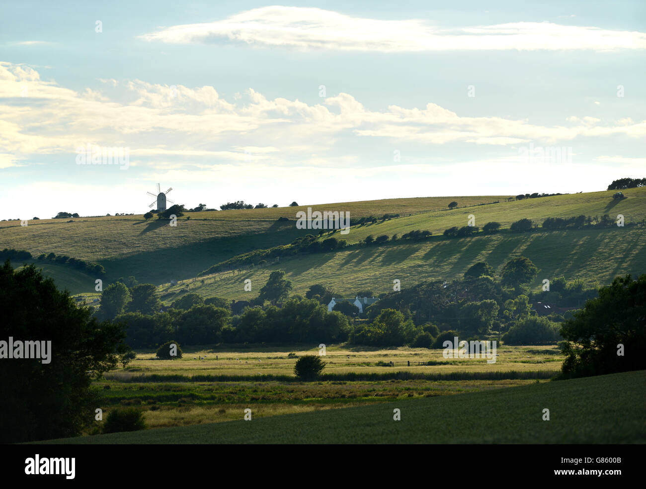 South Downs vicino a Lewes, East Sussex, mostrando il mulino a vento di Kingston con sei vele Foto Stock