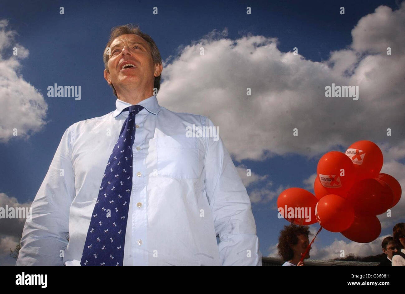 Il primo ministro britannico Tony Blair incontra i sostenitori del Partito laburista a Shipley, nello Yorkshire. Foto Stock
