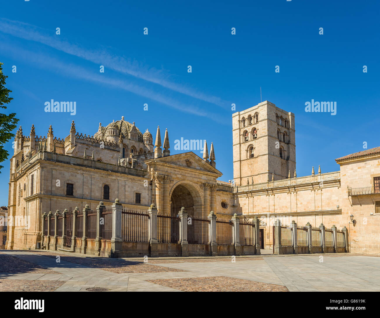 Facciata principale della Cattedrale San Salvador di Zamora, Castilla y Leon. Spagna. Foto Stock