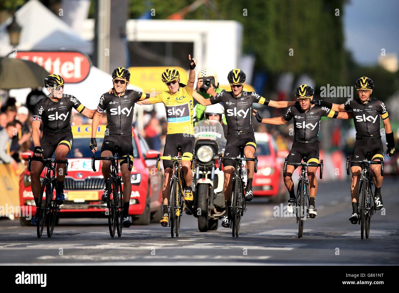 Chris Froome (maglia gialla) del Team Sky attraversa il traguardo con i compagni di squadra durante la ventesima tappa del Tour de France 2015 tra Sevres e Paris Champs-Elysees. Foto Stock