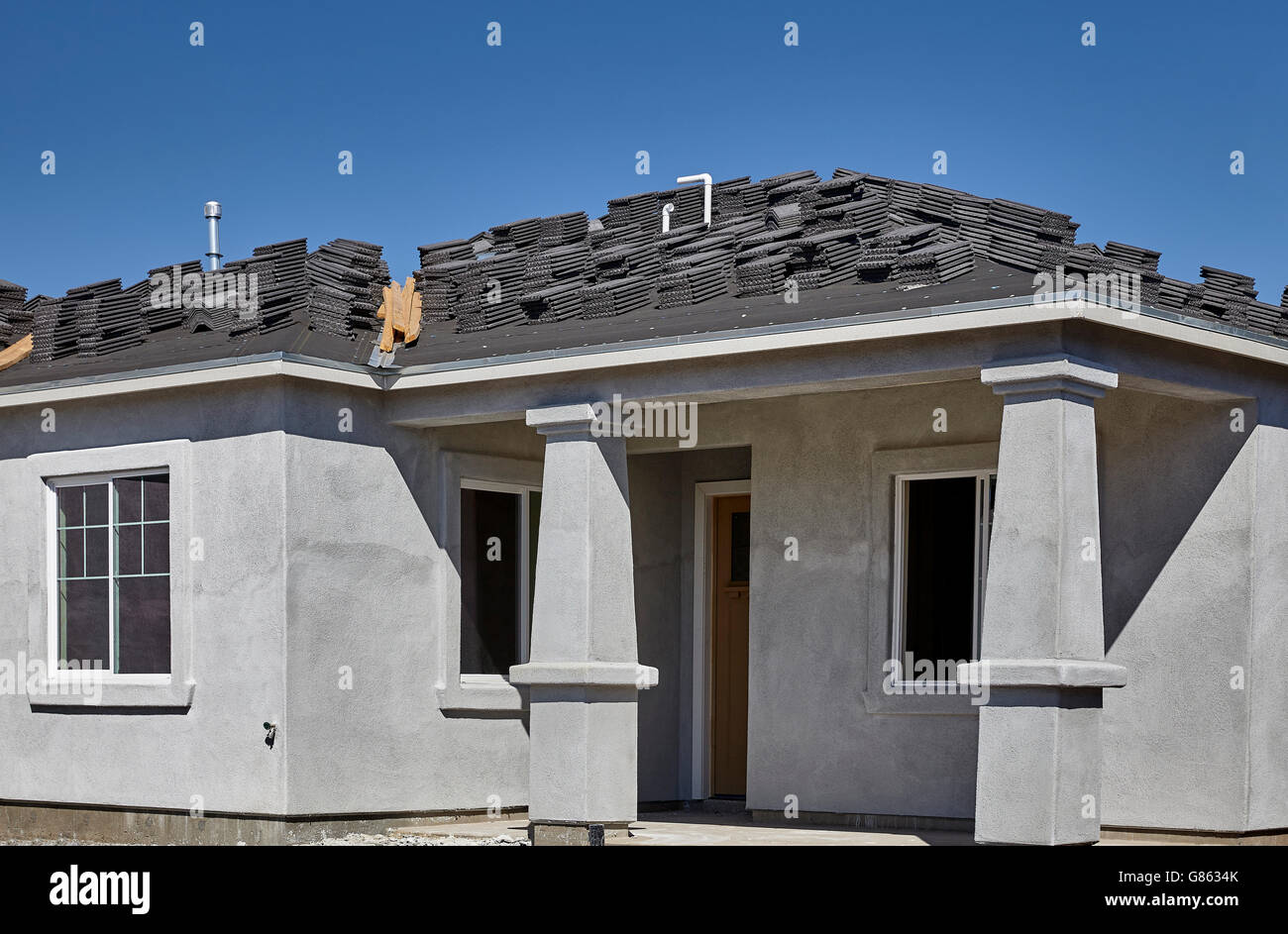 Nuova casa a padiglione in stucco e tegola per tetti per la vendita Foto Stock