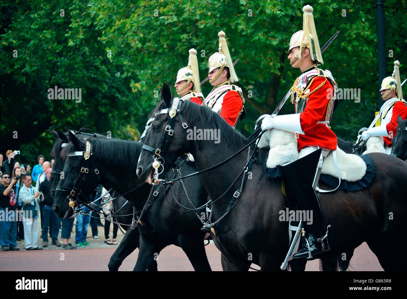 LONDON, Regno Unito - Sep 27: il cambio della guardia sfilata il 27 settembre 2013 a Londra, Regno Unito. La cerimonia è una delle attrazioni principali di Londra e del Regno Unito di tradizioni militari. Foto Stock