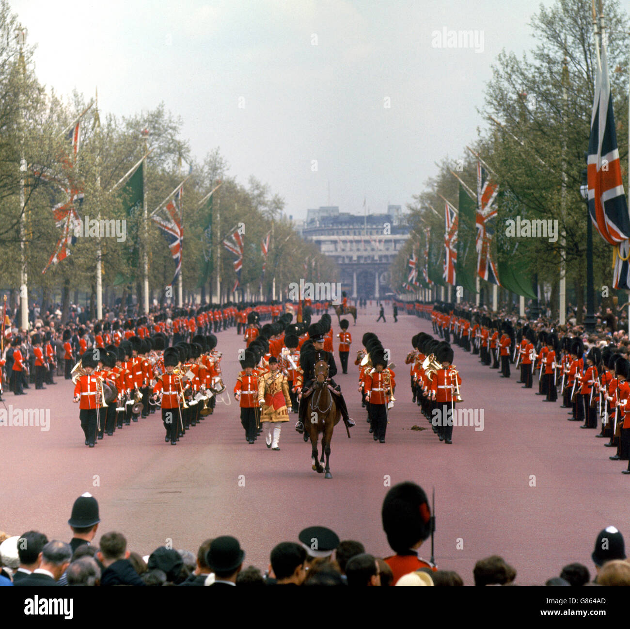 La Band of the Coldstream Guards dirige la processione lungo il Mall, con l'Admiralty Arch sullo sfondo, verso Buckingham Palace il primo giorno della visita di Stato del Re Faisal dell'Arabia Saudita. Foto Stock