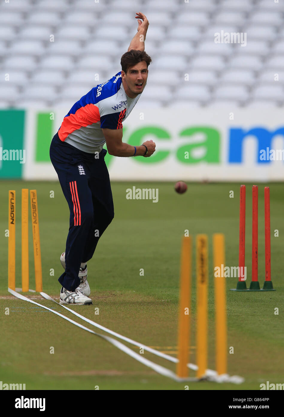 Inghilterra bowler Steven Finn durante la sessione di reti a Trent Bridge, Nottingham. Foto Stock