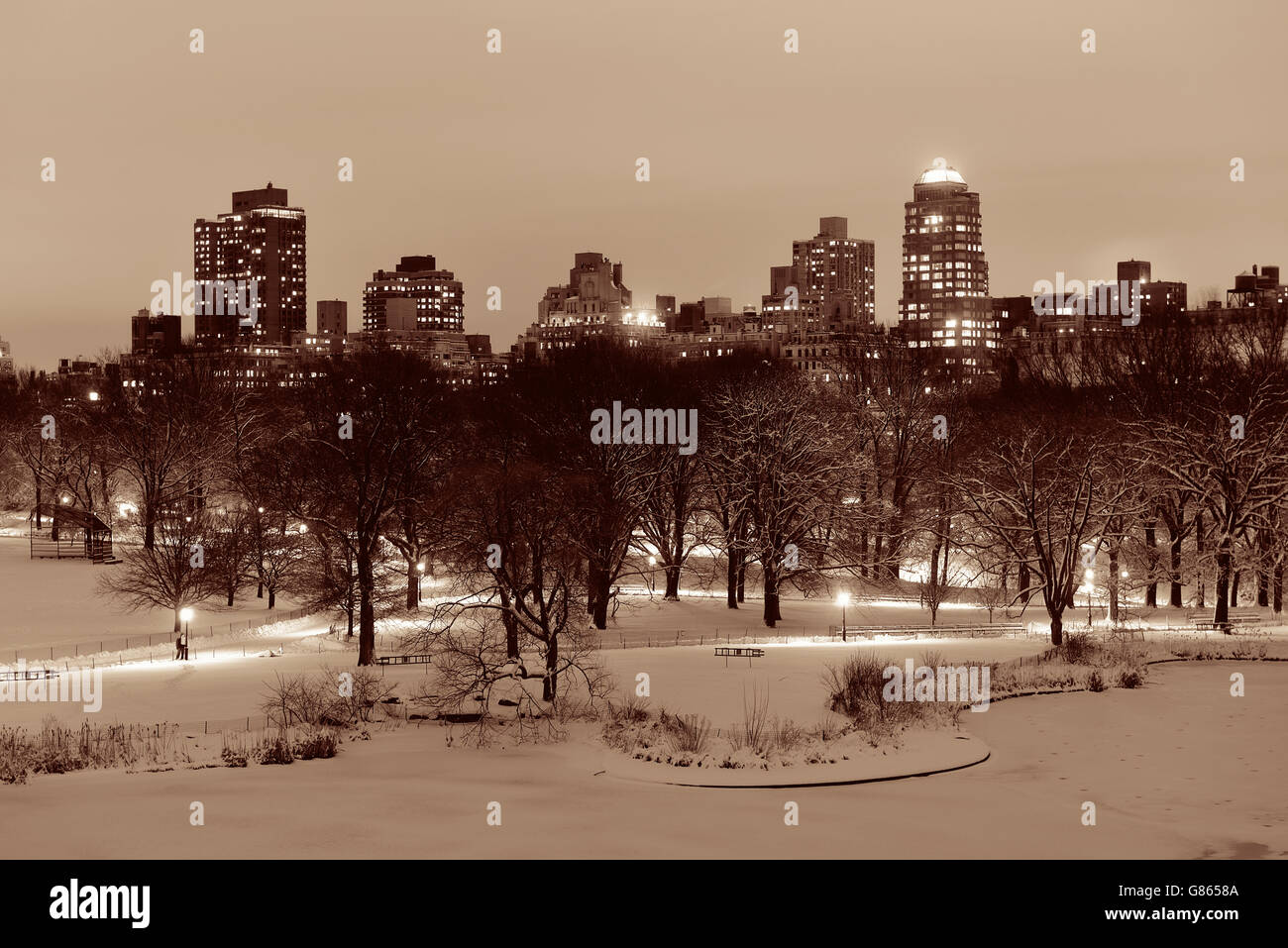 Central Park inverno a notte con grattacieli di Manhattan a New York City Foto Stock