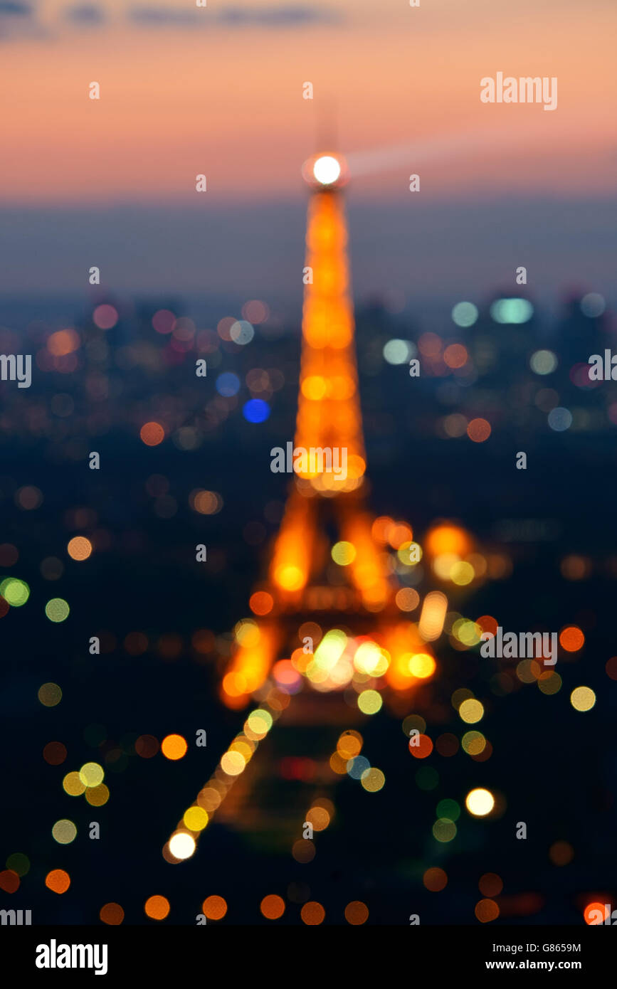 Parigi, Francia - 13 Maggio: La Torre Eiffel e la città di notte il 13 maggio 2015 a Parigi. È il più visitato pagato un monumento al mondo con annuale di 250m ai visitatori. Foto Stock