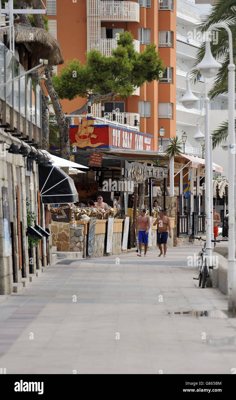 Una vista della passeggiata di Punta Ballena a Magaluf, Maiorca, Spagna, appena dopo mezzogiorno ora locale, come gli ufficiali di polizia delle West Midlands, PC Martina Anderson e Sergeant Brett Williams, si sono Uniti a colleghi spagnoli in luoghi di interesse turistico tra cui spiagge, terminal aeroportuali e centri urbani, durante un processo finanziato dall'Ufficio degli Esteri. Foto Stock