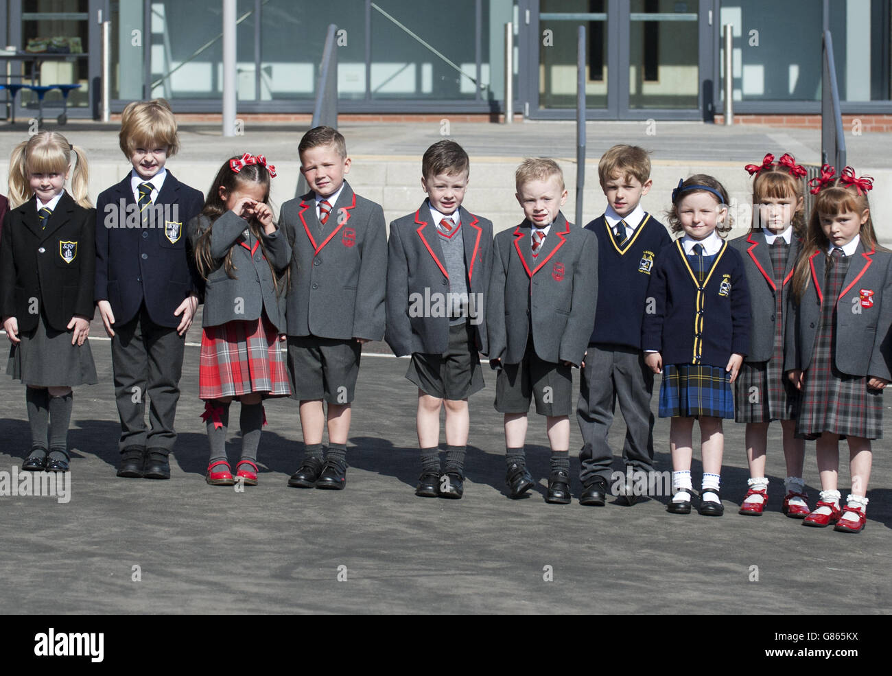 Alcuni dei 17 set di gemelli che si sono riuniti per una fotocellula a Greenock, Scozia, dove un numero record di 19 set di gemelli sono dovuti iniziare la loro formazione presso le scuole primarie di Inverclyde. Foto Stock