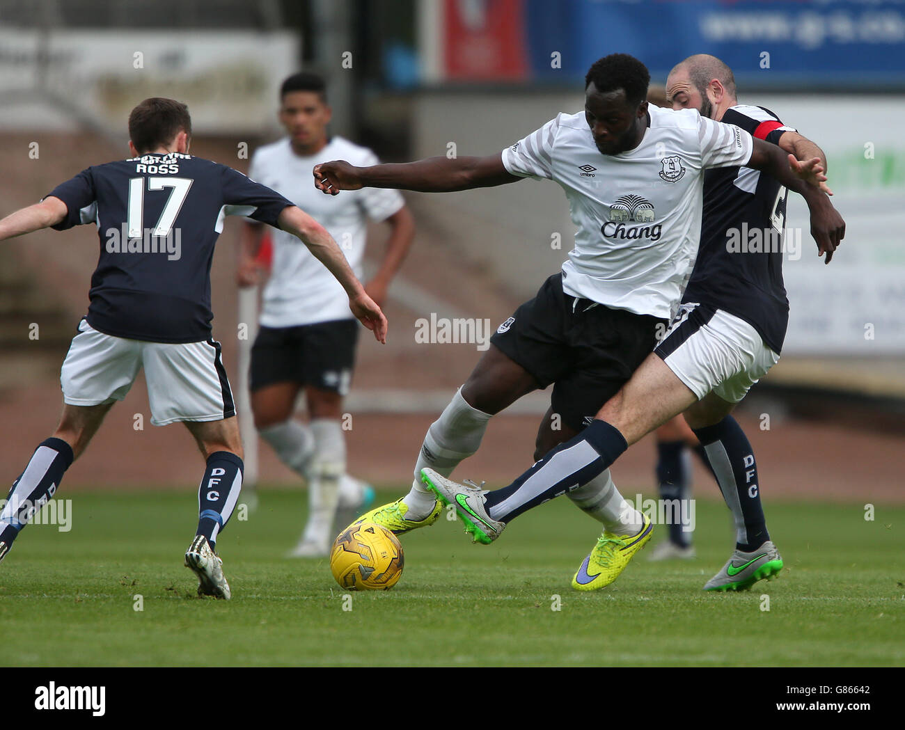 Calcio - Pre-Season friendly - Dundee v Everton - Dens Park. Romelu Lukaku (a destra) di Everton sfida Gary Harkins di Dundee durante il periodo pre-stagione amichevole al Dens Park di Dundee. Foto Stock