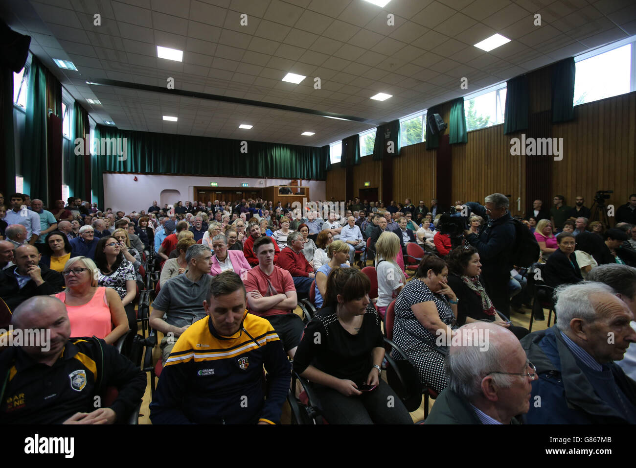 La gente ascolta (non raffigurata) il vice primo ministro dell'Irlanda del Nord Martin McGuinness, il giornalista Brian Rowan e il capo della PSNI Constable George Hamilton durante un dibattito al St Mary's College durante il West Belfast Festival. Foto Stock