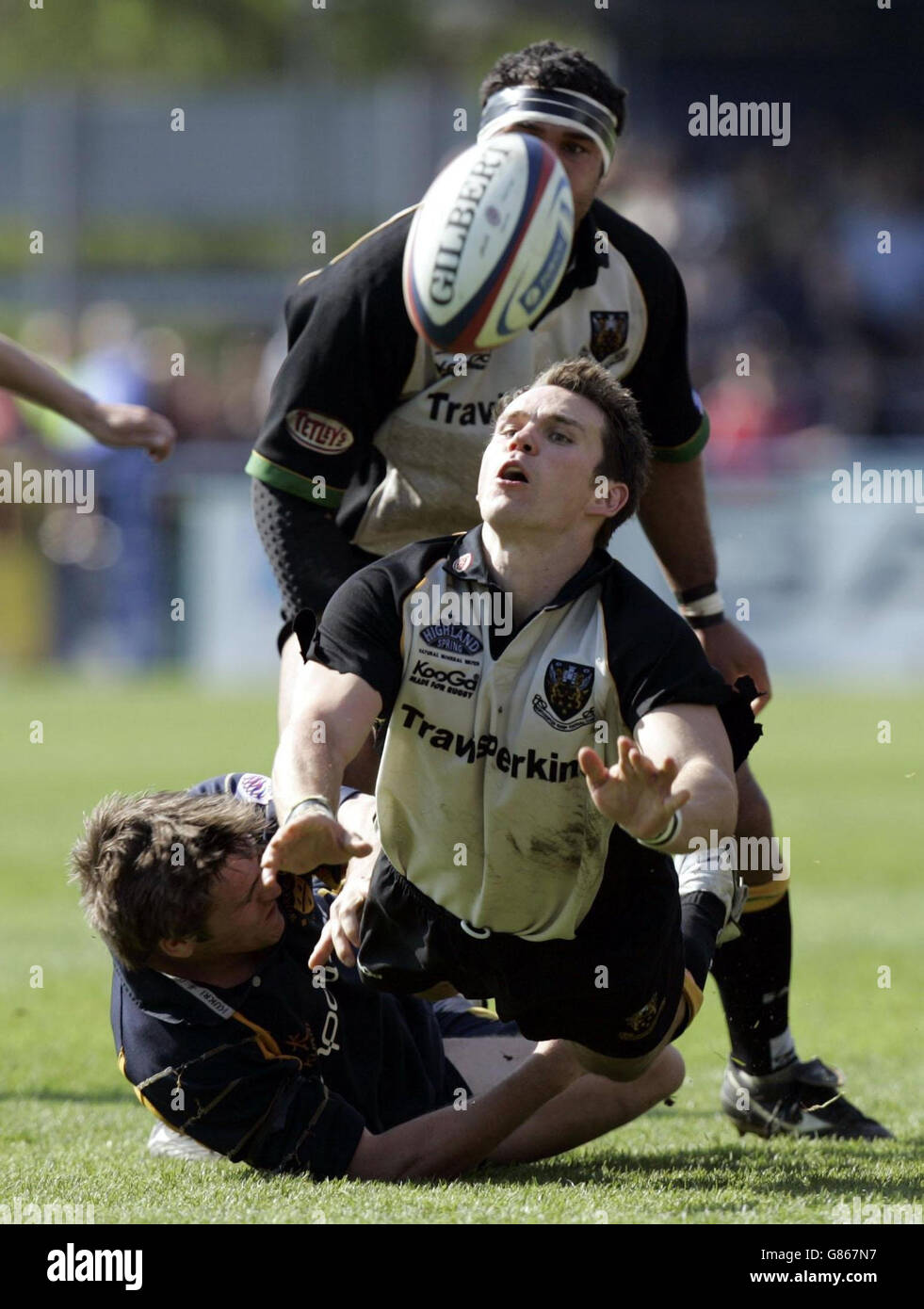 Rugby Union - Zurich Premiership - Worcester Warriors / Northampton Saints - Sixways Stadium. Billy Fulton di Northampton si allontana nonostante l'azione di Matt Powell di Worcester Foto Stock