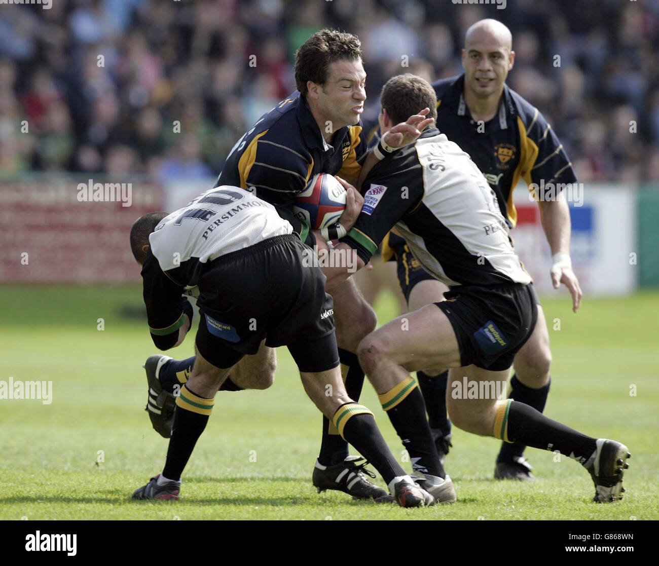 Rugby Union - Zurich Premiership - Worcester Warriors / Northampton Saints - Sixways Stadium. Thomas Lombard di Worcester viene affrontato da Shane Drahm (L) e Marc Stcherbina di Northampton Foto Stock