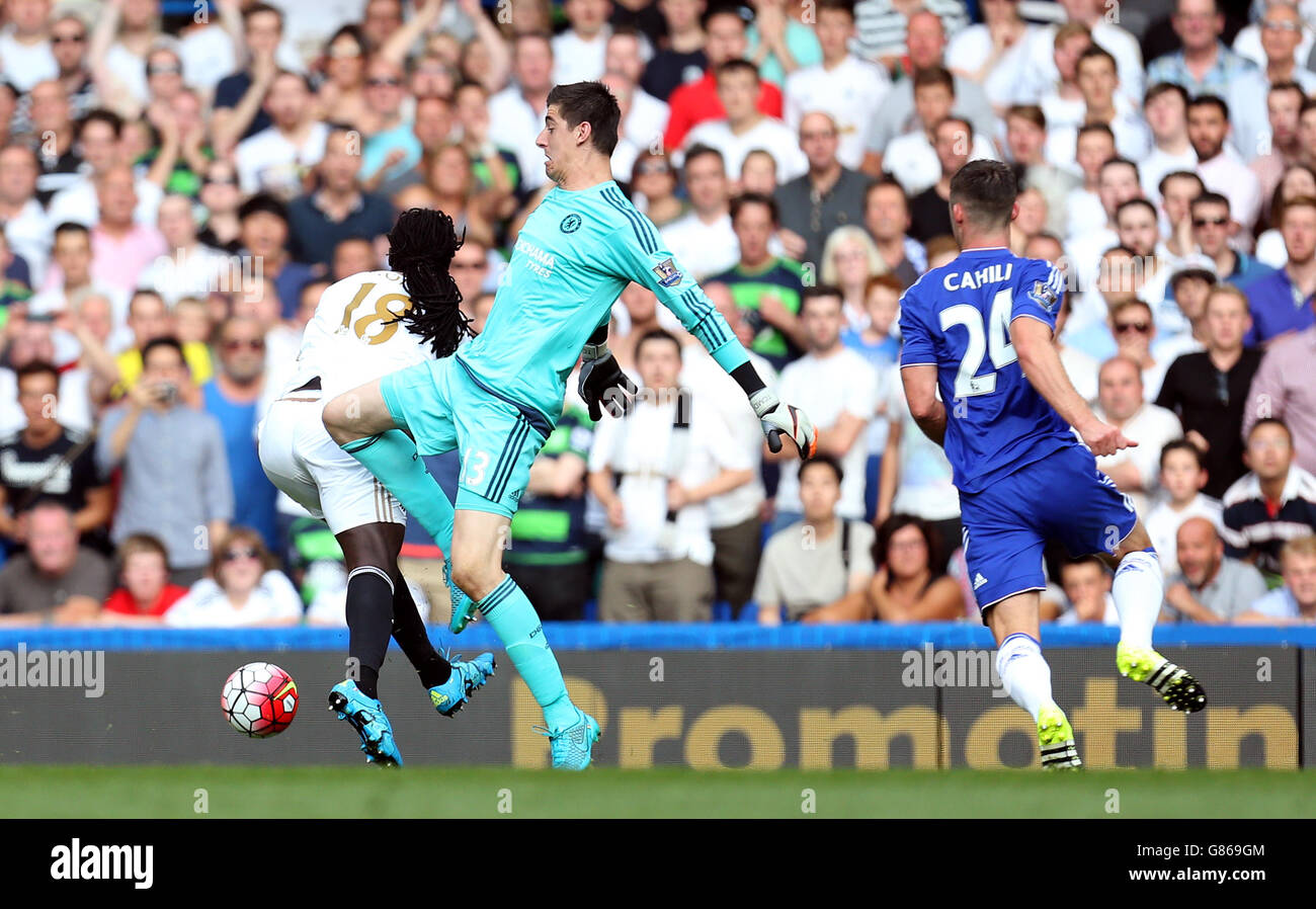 Il portiere del Chelsea Thibaut Courtois abbattere il Bafetimbi Gomis di Swansea City per concedere una penalità e essere inviato fuori durante la partita Barclays Premier League a Stamford Bridge, Londra. Foto Stock