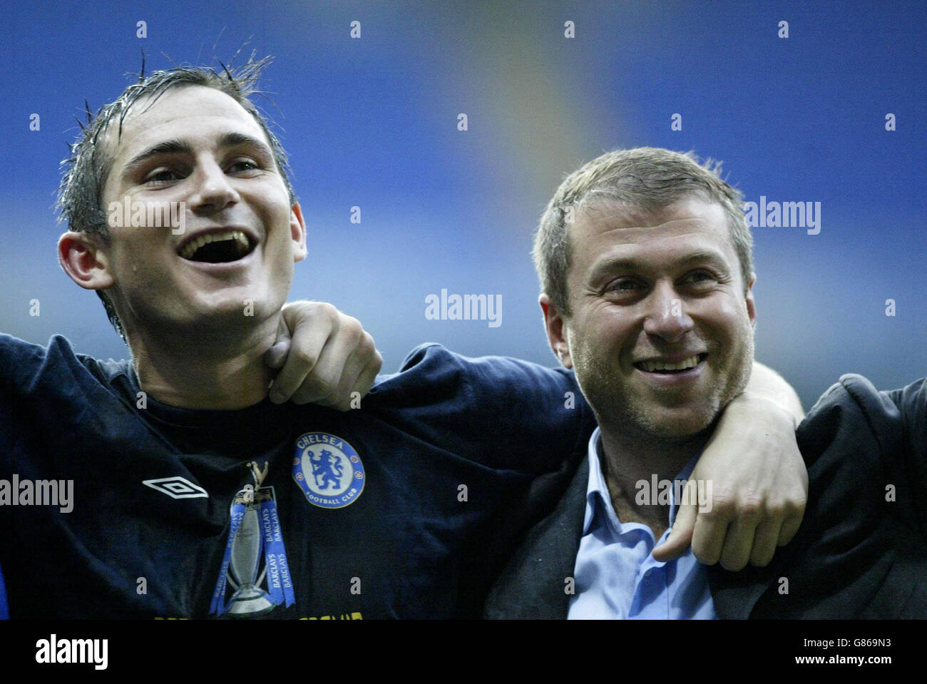 Frank Lampard (L) di Chelsea e il proprietario Roman Abramovich festeggiano dopo la partita della Barclays Premiership contro Bolton Wanderers. Chelsea ha rivendicato il titolo dopo la loro vittoria 2-0. Foto Stock