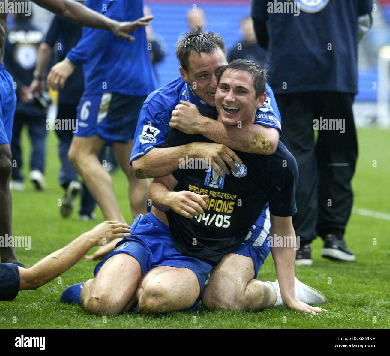 Frank Lampard di Chelsea (fronte) e il capitano John Terry festeggiano dopo la partita della Barclays Premiership contro Bolton Wanderers. Chelsea ha rivendicato il titolo dopo la loro vittoria 2-0. Foto Stock