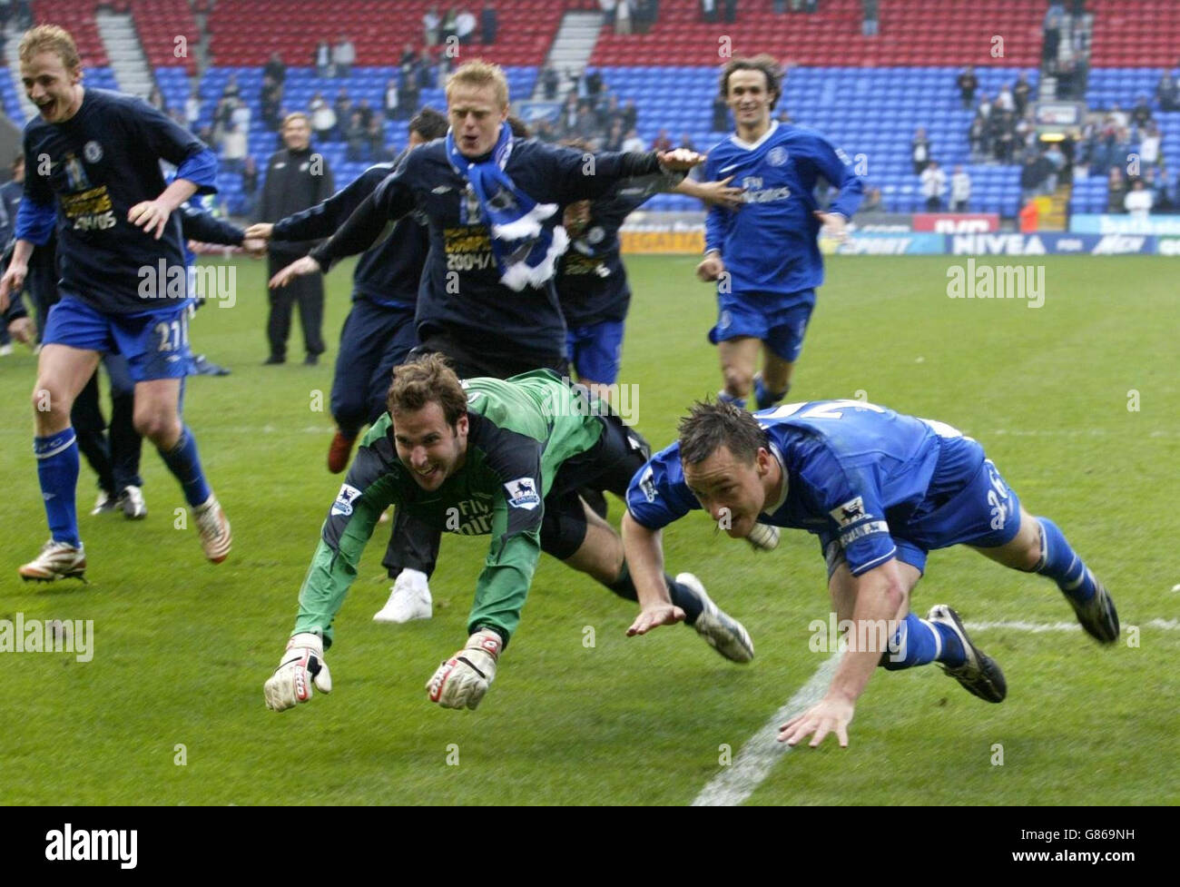 Il capitano del Chelsea John Terry (R) e il portiere Petr Cech guidano le celebrazioni dopo la partita della Barclays Premiership contro Bolton Wanderers. Chelsea ha rivendicato il titolo dopo la loro vittoria 2-0. Foto Stock