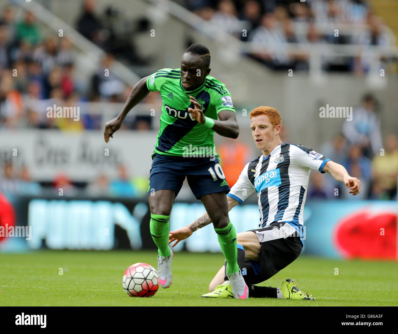 Southampton's Sadio Mane (a sinistra) combatte per la palla con Jack Colback di Newcastle United durante la partita Barclays Premier League a St James' Park, Newcastle. Foto Stock