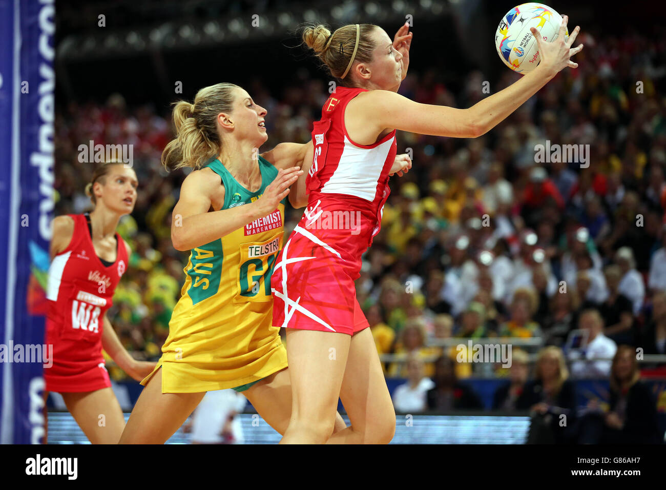 Joanne Harten (a destra) d'Inghilterra cattura la palla da Laura Geitz in Australia durante la partita di qualificazione 2015 della Coppa del mondo di Netball alla Allphones Arena di Sydney. PREMERE ASSOCIAZIONE foto. Data foto: Martedì 11 agosto 2015. Vedi la storia di PA NETBALL Inghilterra. Il credito fotografico dovrebbe essere: Paul Seiser/filo PA. Foto Stock