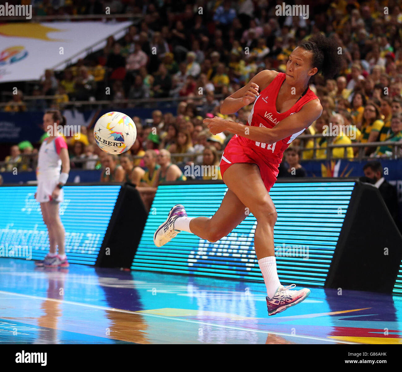 Serena Guthrie, in Inghilterra, passa la palla all'interno durante la partita di qualificazione della Coppa del mondo di Netball 2015 all'Allphones Arena di Sydney. Foto Stock