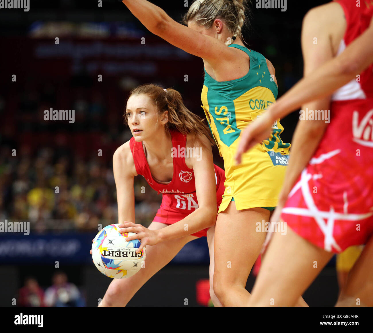 L'inglese Helen Housby ottiene il pallone sotto pressione da Julie Corletto dell'Australia durante la Netball World Cup 2015, Qualification Round match alla Allphones Arena di Sydney. Foto Stock