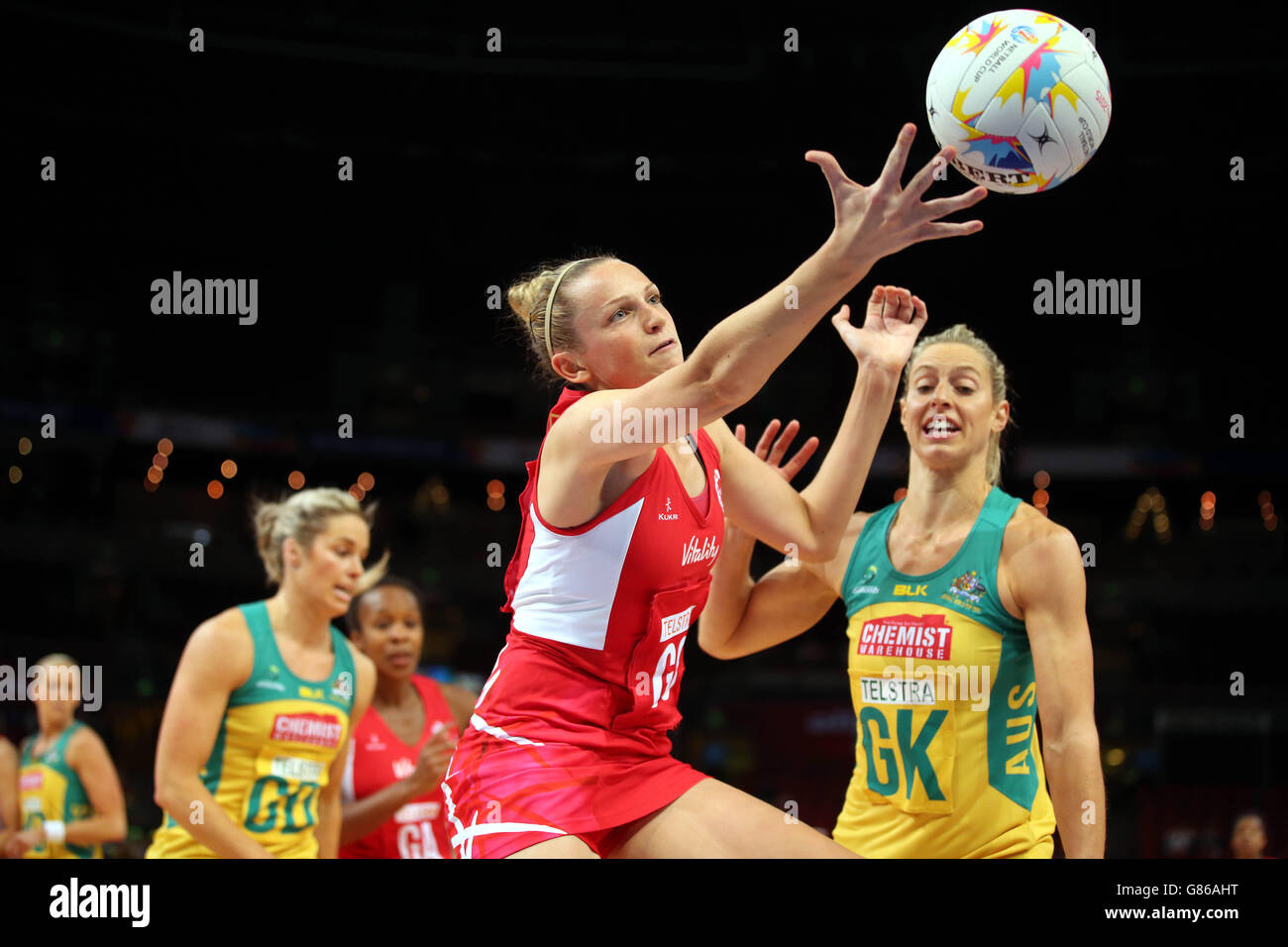 L'inglese Joanne Harten (centro) prende il passo da Laura Geitz in Australia durante la Netball World Cup 2015, Qualification Round match presso la Allphones Arena di Sydney. Foto Stock