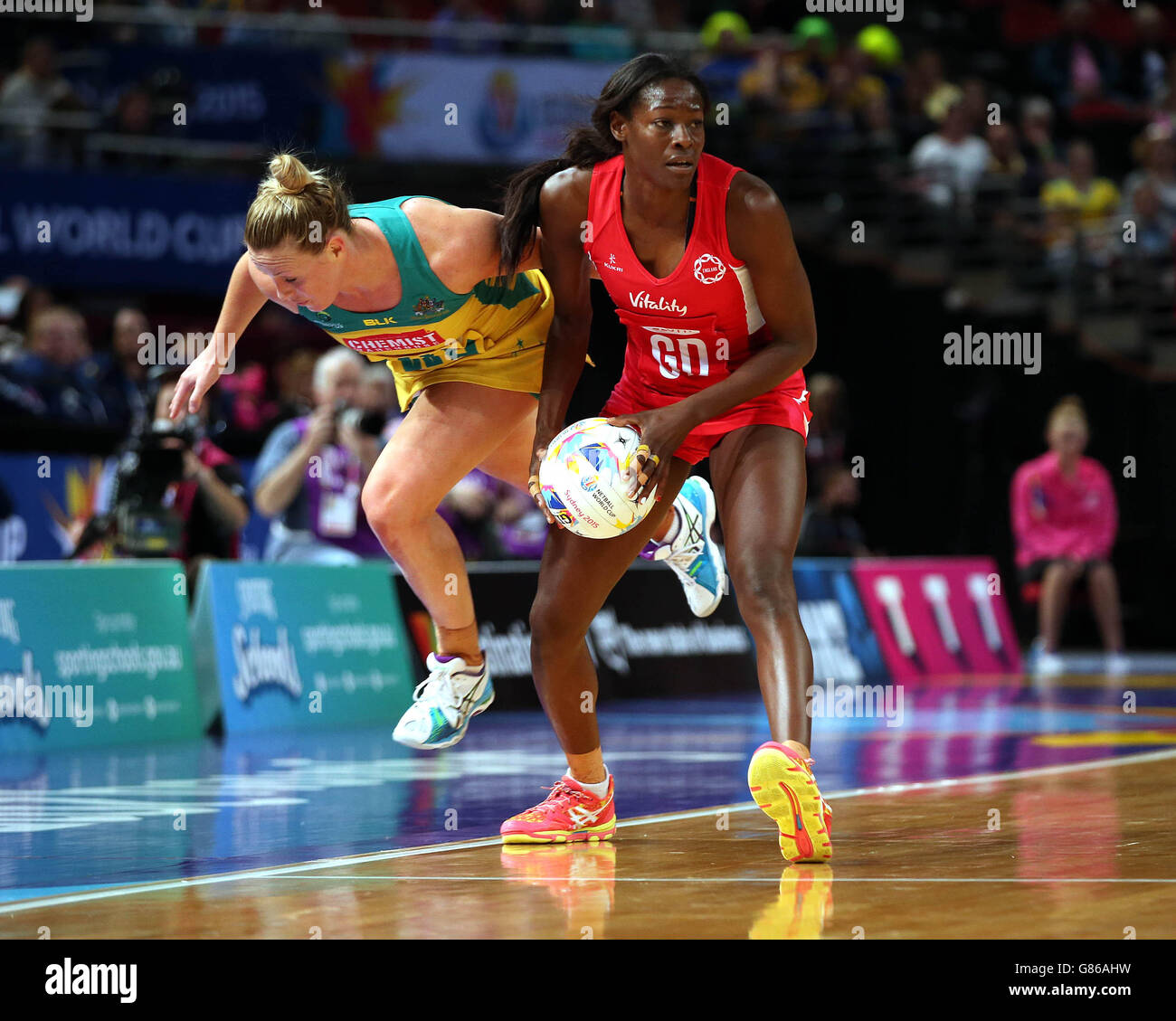 La Sonia Mkloma in Inghilterra ottiene la palla da Renae Hallinan (a sinistra) in Australia durante la Netball World Cup 2015, Qualification Round Match presso la Allphones Arena, Sydney. Foto Stock