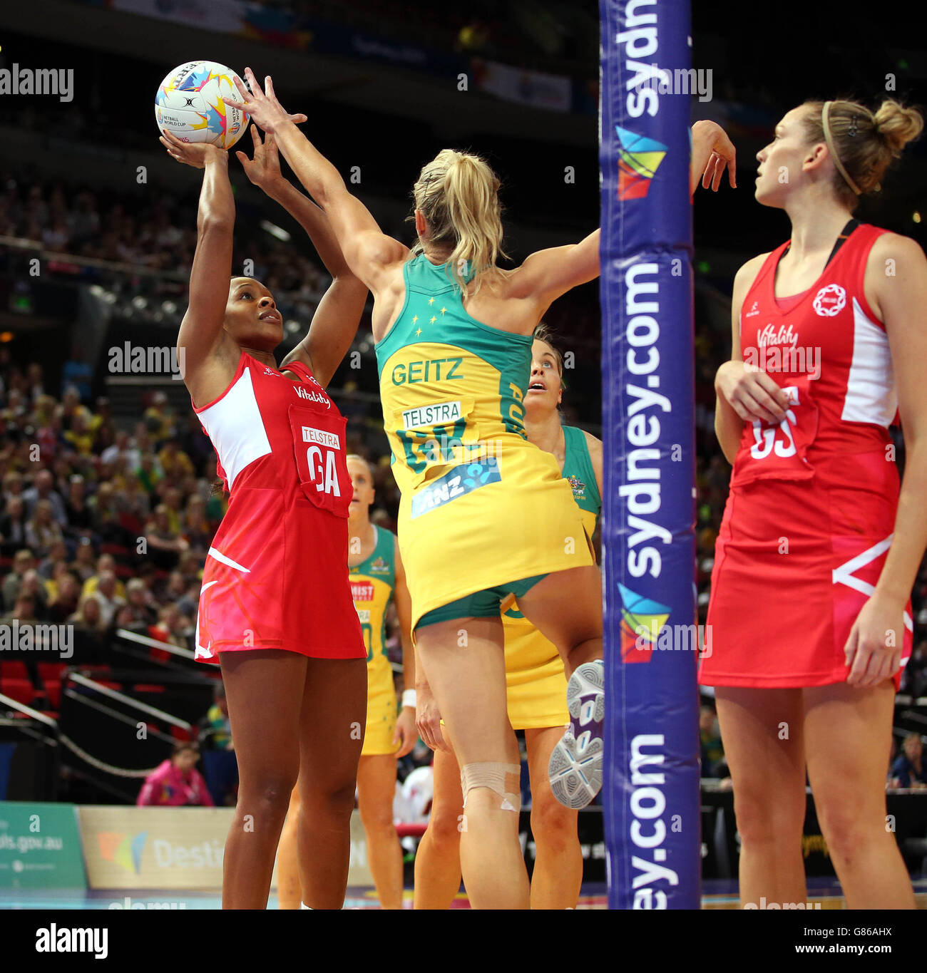 La Pamela Cookey (a sinistra) in Inghilterra spara su Laura Geitz in Australia durante la Coppa del mondo di Netball 2015, la partita dei Qualification Round alla Allphones Arena di Sydney. Foto Stock
