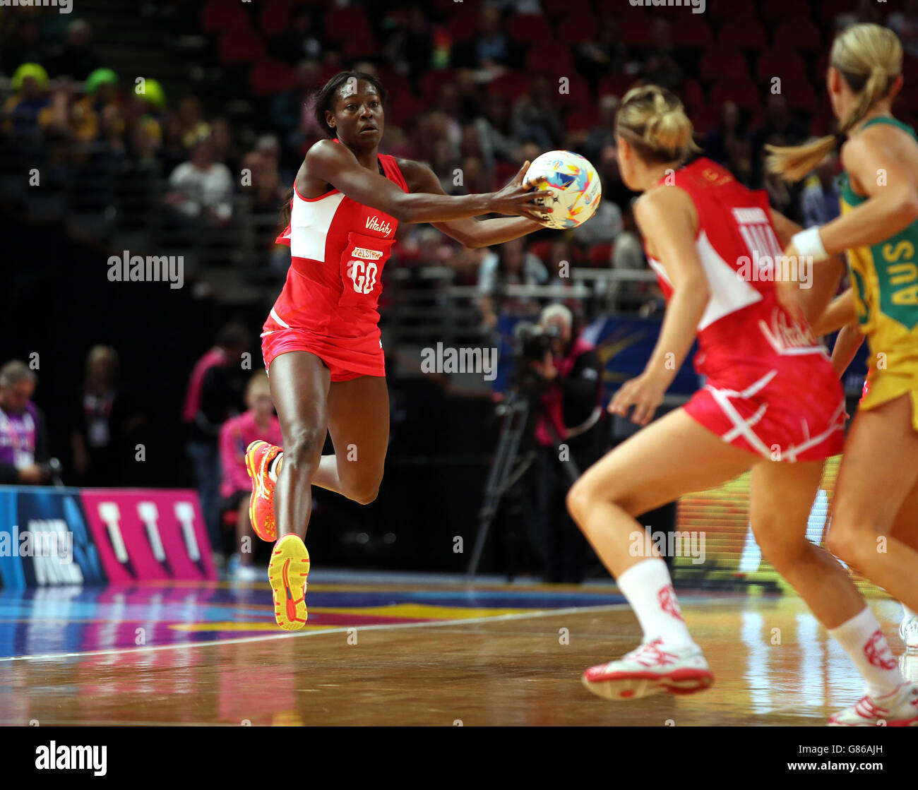 Il Sonia Mkoloma inglese cattura la palla durante la partita di Netball World Cup 2015, Qualification Round alla Allphones Arena di Sydney. PREMERE ASSOCIAZIONE foto. Data foto: Martedì 11 agosto 2015. Vedi la storia di PA NETBALL Inghilterra. Il credito fotografico dovrebbe essere: Paul Seiser/filo PA. Foto Stock