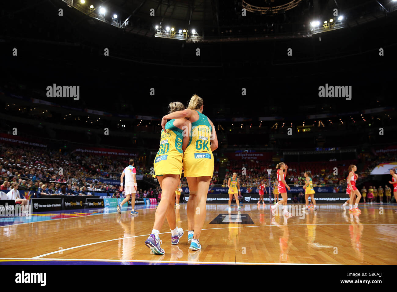 Julie Corletto e Laura Geitz (a destra) festeggiano l'Australia durante la partita di qualificazione alla Allphones Arena di Sydney della Coppa del mondo di Netball 2015. PREMERE ASSOCIAZIONE foto. Data foto: Martedì 11 agosto 2015. Vedi la storia di PA NETBALL Inghilterra. Il credito fotografico dovrebbe essere: Paul Seiser/filo PA. Foto Stock