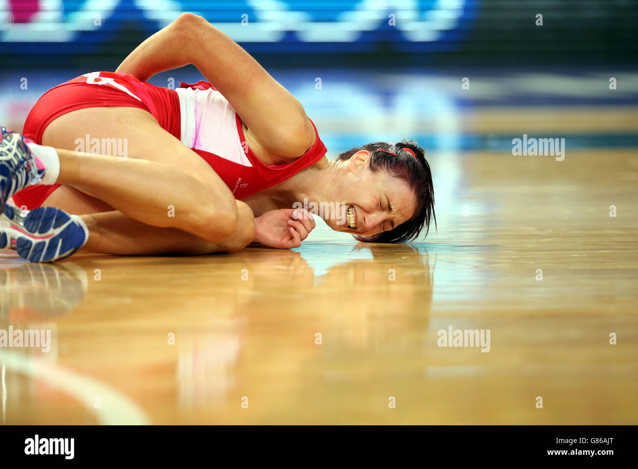 L'inglese Jade Clarke si fa la caduta durante la Netball World Cup 2015, Qualification Round match presso l'Allphones Arena di Sydney. PREMERE ASSOCIAZIONE foto. Data immagine: Martedì 11 agosto 2015. Guarda la storia della PA NETBALL Inghilterra. Il credito fotografico dovrebbe essere: Paul Seiser/PA Wire. Foto Stock