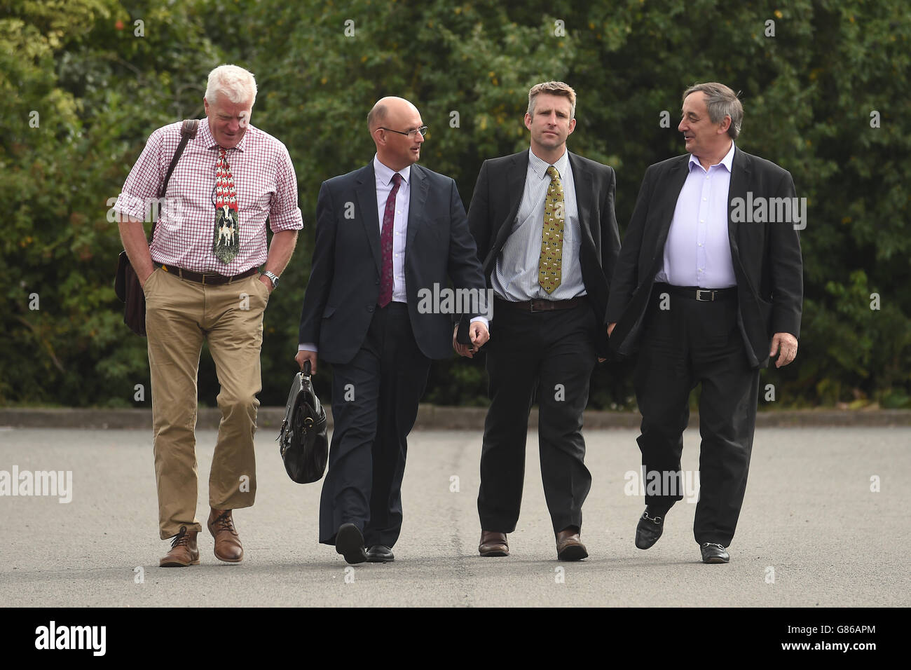 (Da sinistra a destra) il presidente della Farmers for Action David Handley, il direttore generale della Tenant Farmers Association George Dunn, il presidente della NFU Dairy Board Rob Harrison e il presidente della NFU Meurig Raymond prima di un incontro con il direttore dei servizi aziendali di Morrisons Martyn Jones all'Arden Hotel di Solihull. Foto Stock