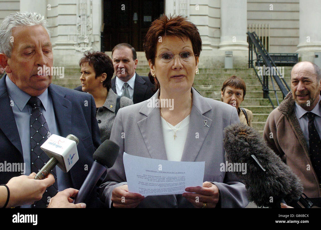 Sandra e Ken Jones fuori dopo David Morris, ha fatto le sue convinzioni di omicidio abbattuto ed è stato assegnato oggi un processo dal tribunale di appello. L'ex commerciante di rottami Morris è stato incarcerato a vita nel giugno 2002 dopo essere stato trovato colpevole di bludgeoning a morte una famiglia di quattro. Mandy Power, 34, figlie Katie, 10, Emily, 8 e la nonna Doris Dawson, 80 anni, furono bludgeonate a morte nella loro casa di Clydach, vicino a Swansea, nel giugno 1999. Foto Stock