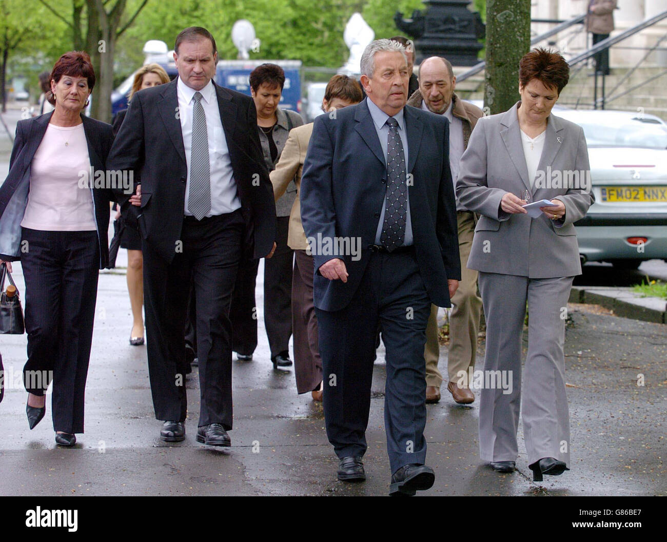 Sandra e Ken Jones, a destra, e altri membri della famiglia Power lasciare dopo David Morris, ha avuto il suo omicidio condanne schiacciate e ha ricevuto un processo oggi dal tribunale di appello. L'ex commerciante di rottami Morris è stato incarcerato per la vita in giugno 2002 dopo essere stato trovato colpevole di bludgeoning a morte una famiglia di quattro. Mandy Power, 34, figlie Katie, 10, Emily, 8 e la nonna Doris Dawson, 80 anni, furono uccisate nella loro casa a Clydach, nei pressi di Swansea, nel giugno 1999. Foto Stock