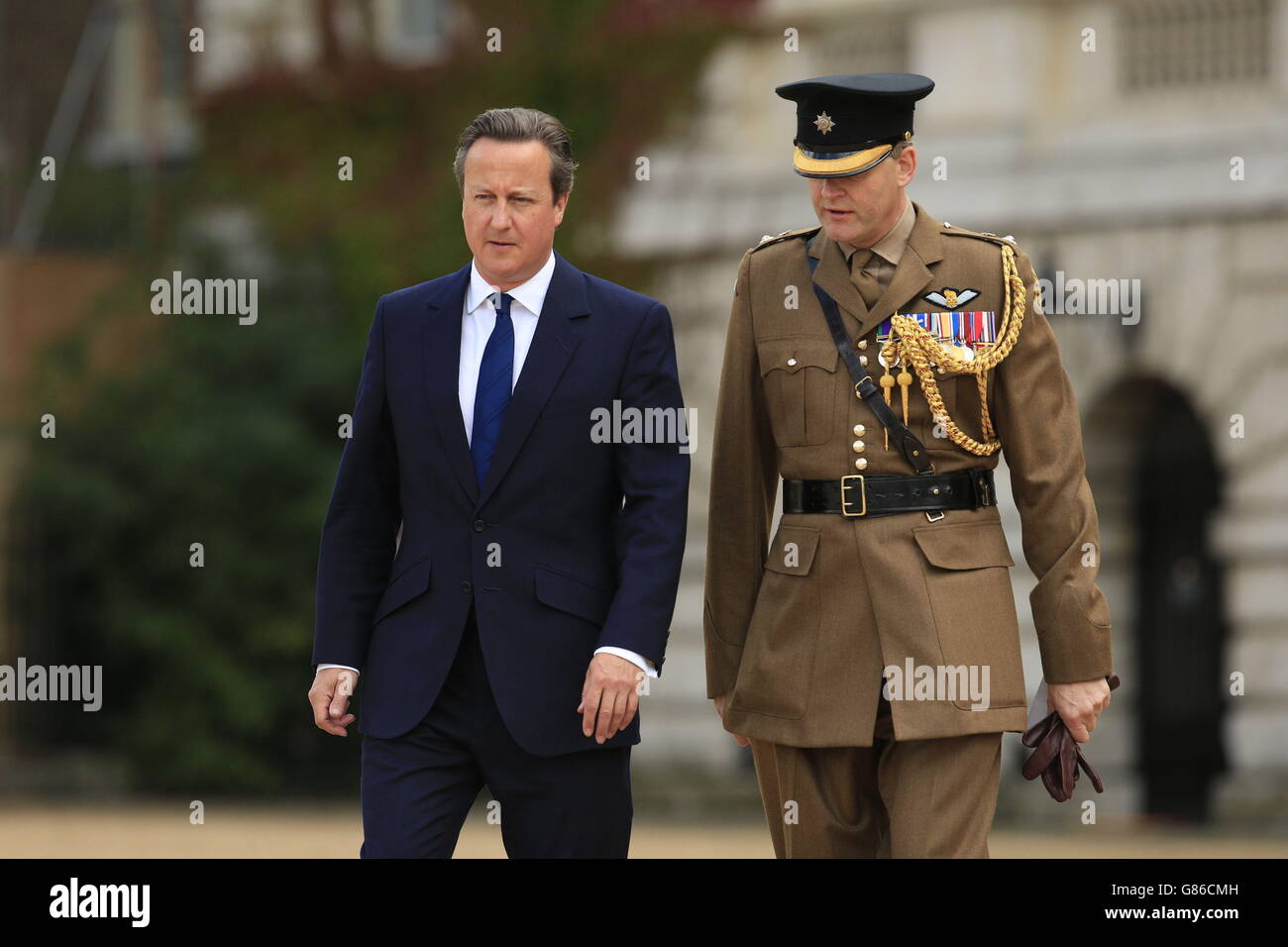 Il primo Ministro David Cameron alla Horse Guards Parade, Londra, durante la commemorazione nazionale e il servizio della testa di batteria, che segnano il 70° anniversario del VJ Day. Foto Stock
