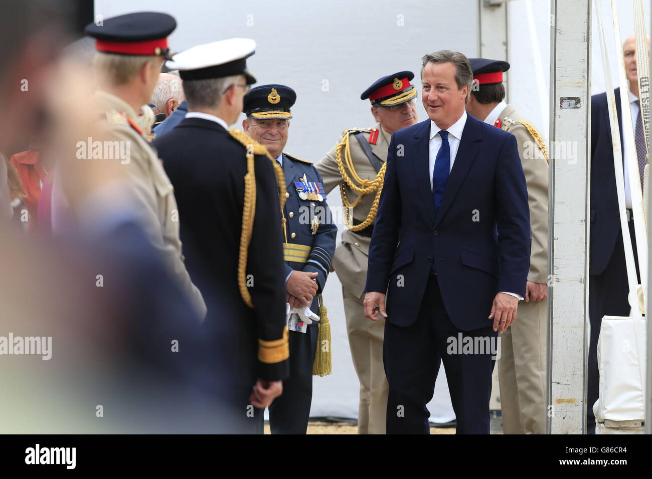 Il primo Ministro David Cameron alla Horse Guards Parade, Londra, durante la commemorazione nazionale e il servizio della testa di batteria, che segnano il 70° anniversario del VJ Day. Foto Stock