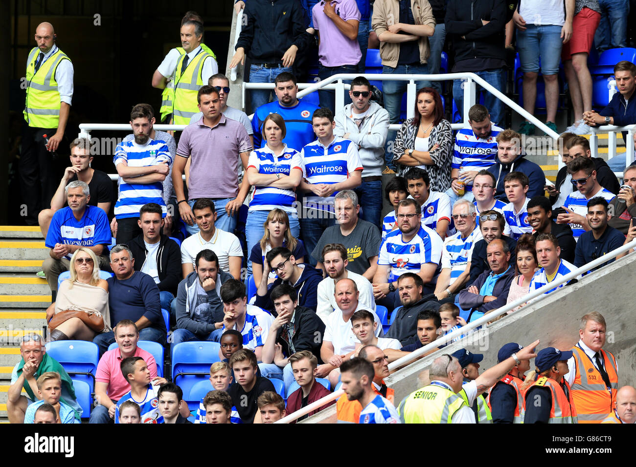 Calcio - Campionato Sky Bet - Reading v Leeds United - Stadio Madejski. Ventilatori di lettura nei supporti Foto Stock