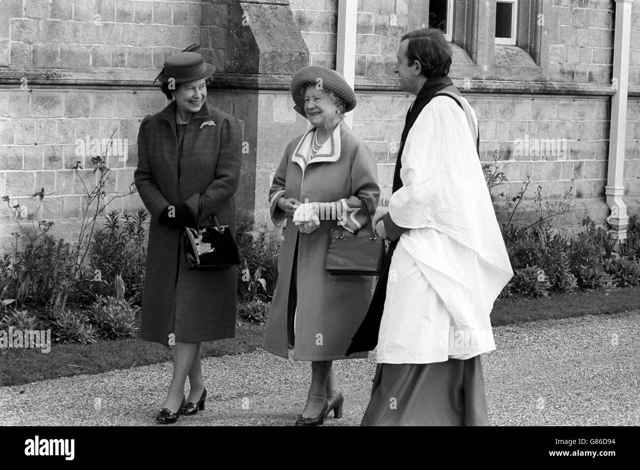 Regina Elisabetta II (l) e Regina Elisabetta la Regina Madre, lasciando la Cappella reale a Windsor Great Park dopo aver partecipato alla preghiera mattutina. Foto Stock