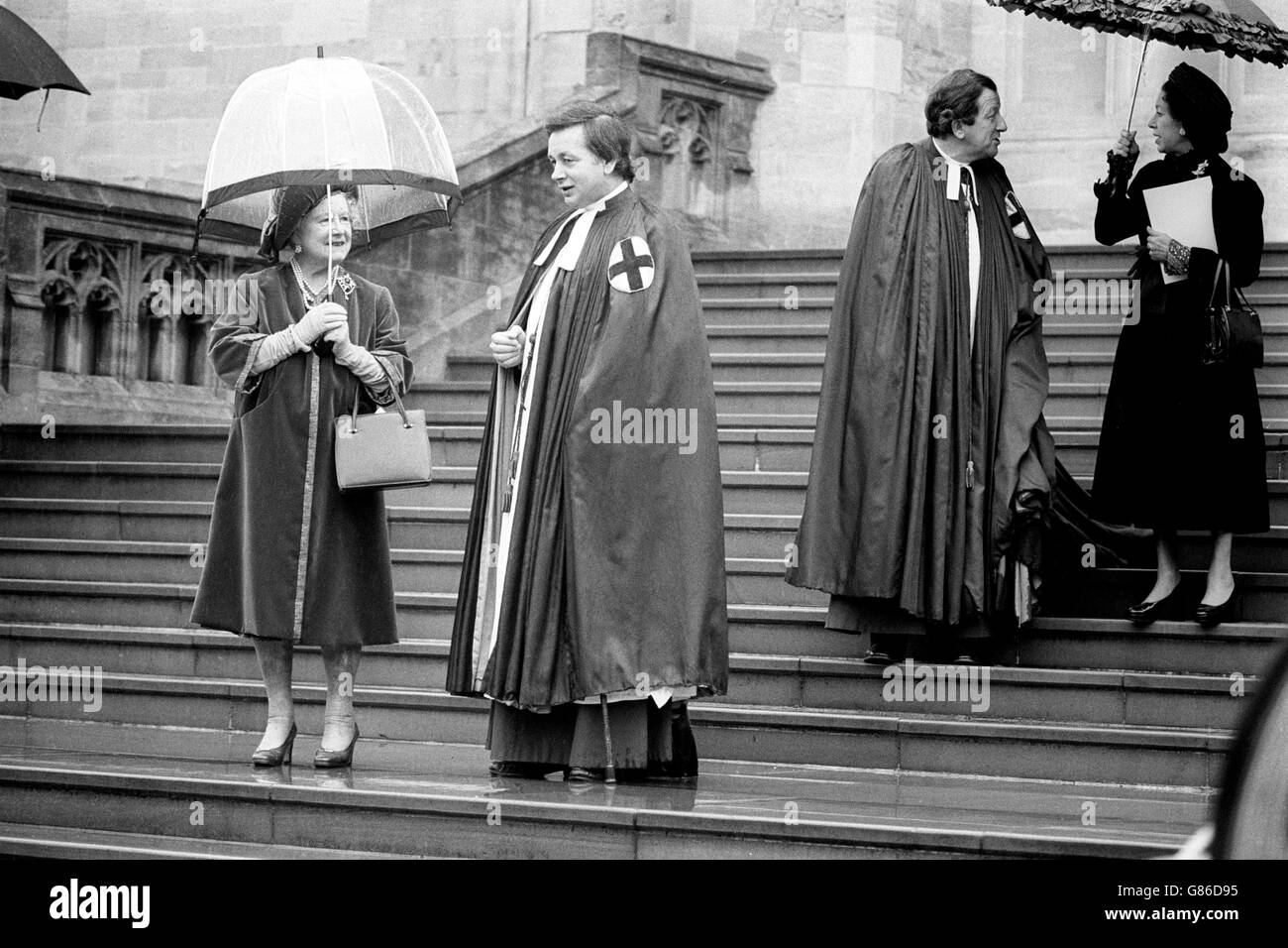 La Regina Elisabetta la Regina Madre si ferma sui gradini bagnati dalla pioggia della Cappella di San Giorgio, il Castello di Windsor, dopo aver partecipato a un Servizio di Ringraziamento su sua figlia, il 60° compleanno della Regina Elisabetta II. Foto Stock