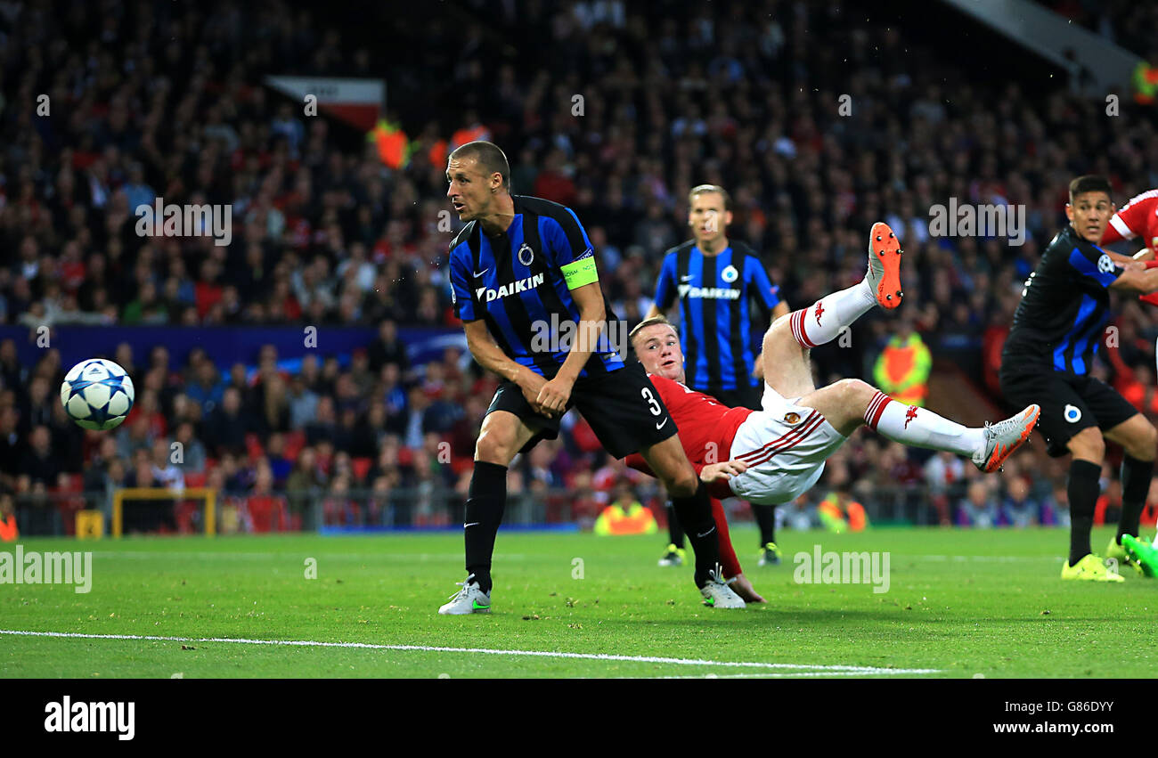 Wayne Rooney di Manchester United tenta di raggiungere il traguardo durante le qualificazioni della UEFA Champions League, Play-off a Old Trafford, Manchester. Foto Stock