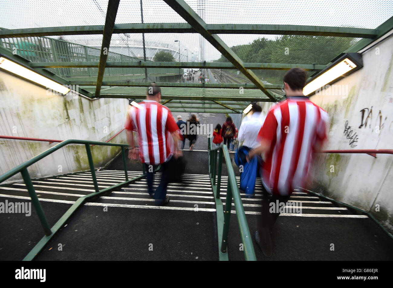 I tifosi di Southampton si fanno strada prima della UEFA Europa League, dei play-off di qualificazione, prima tappa al St Mary's Stadium di Southampton. Foto Stock