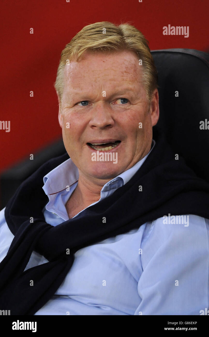 Il manager di Southampton Ronald Koeman nel dugout prima della UEFA Europa League, partite di qualificazione, prima tappa al St Mary's Stadium di Southampton. PREMERE ASSOCIAZIONE foto. Data foto: Giovedì 20 agosto 2015. Vedi la storia della Pennsylvania SOCCER Southampton. Il credito fotografico dovrebbe essere: Andrew Matthews/PA Wire Foto Stock