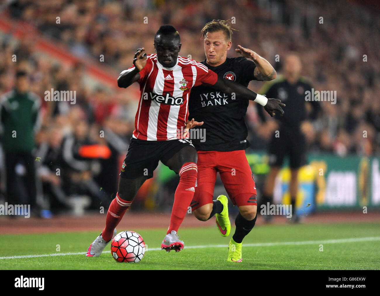 Sadio Mane di Southampton e Daniel Royer del FC Midtjylland (a destra) combattono per la palla durante la UEFA Europa League, i Play-off di qualificazione, prima tappa al St Mary's Stadium di Southampton. PREMERE ASSOCIAZIONE foto. Data foto: Giovedì 20 agosto 2015. Vedi la storia della Pennsylvania SOCCER Southampton. Il credito fotografico dovrebbe essere: Andrew Matthews/PA Wire Foto Stock