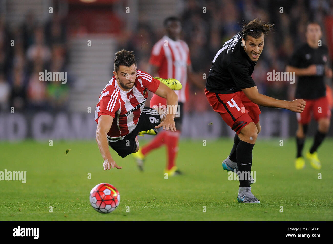 Il Jay Rodriguez di Southampton (a sinistra) affronta una sfida da Erik Sviatchenko (a destra) dell'FC Midtjylland mentre combattono per la palla durante la UEFA Europa League, i play-off delle qualifiche, la prima tappa allo stadio St Mary di Southampton. Foto Stock