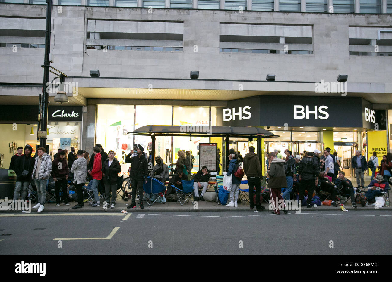 Gente che accoda a Oxford Street, Londra, in attesa del nuovo rilascio di Adidas Yeezy Boost 350, progettato da Kanye West che è rilasciato il sabato. Foto Stock