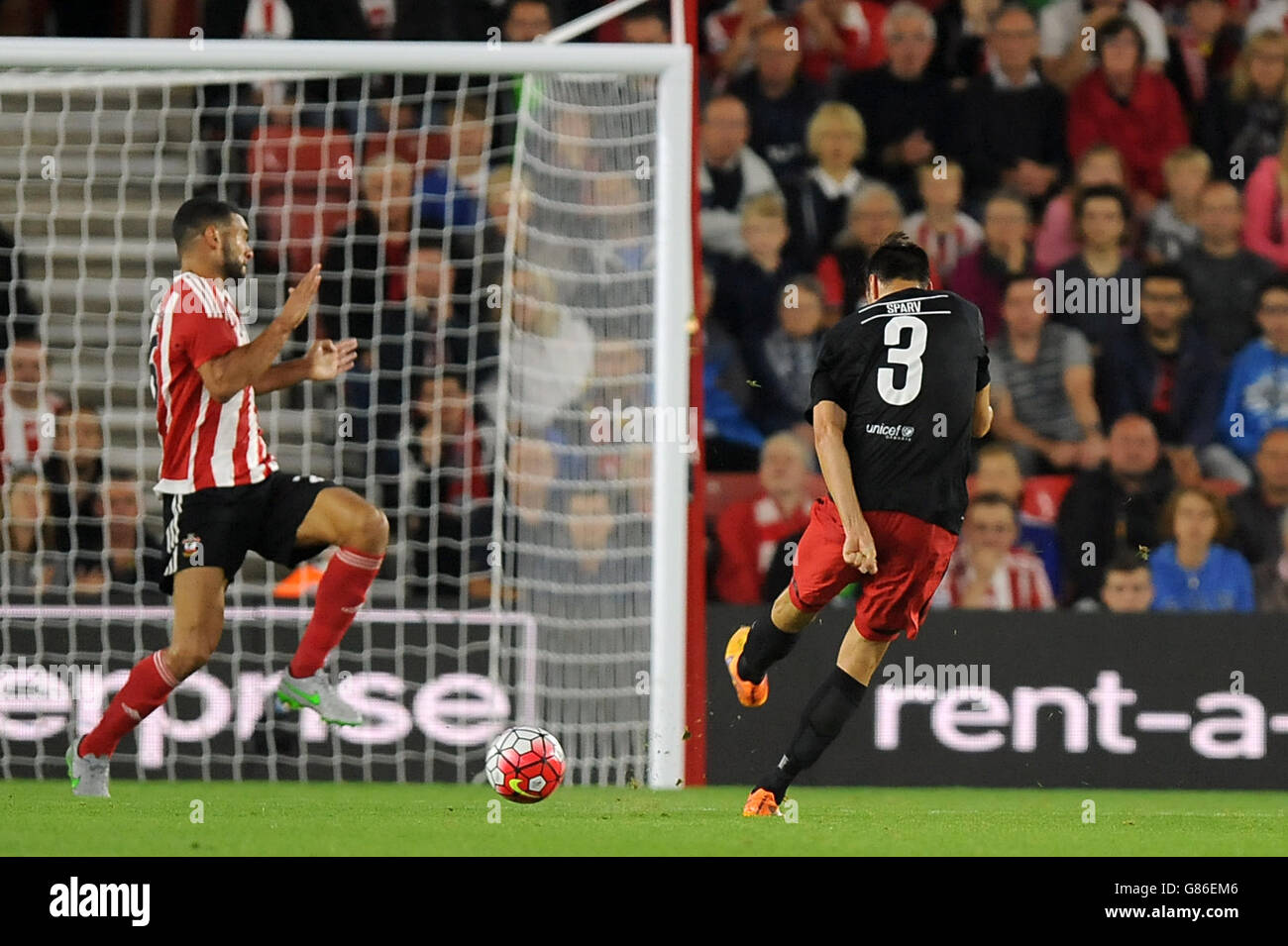 Tim Sparv (a destra) del FC Midtjylland segna il primo gol del suo fianco durante la UEFA Europa League, Qualifying Play-off, prima tappa al St Mary's Stadium di Southampton. Foto Stock