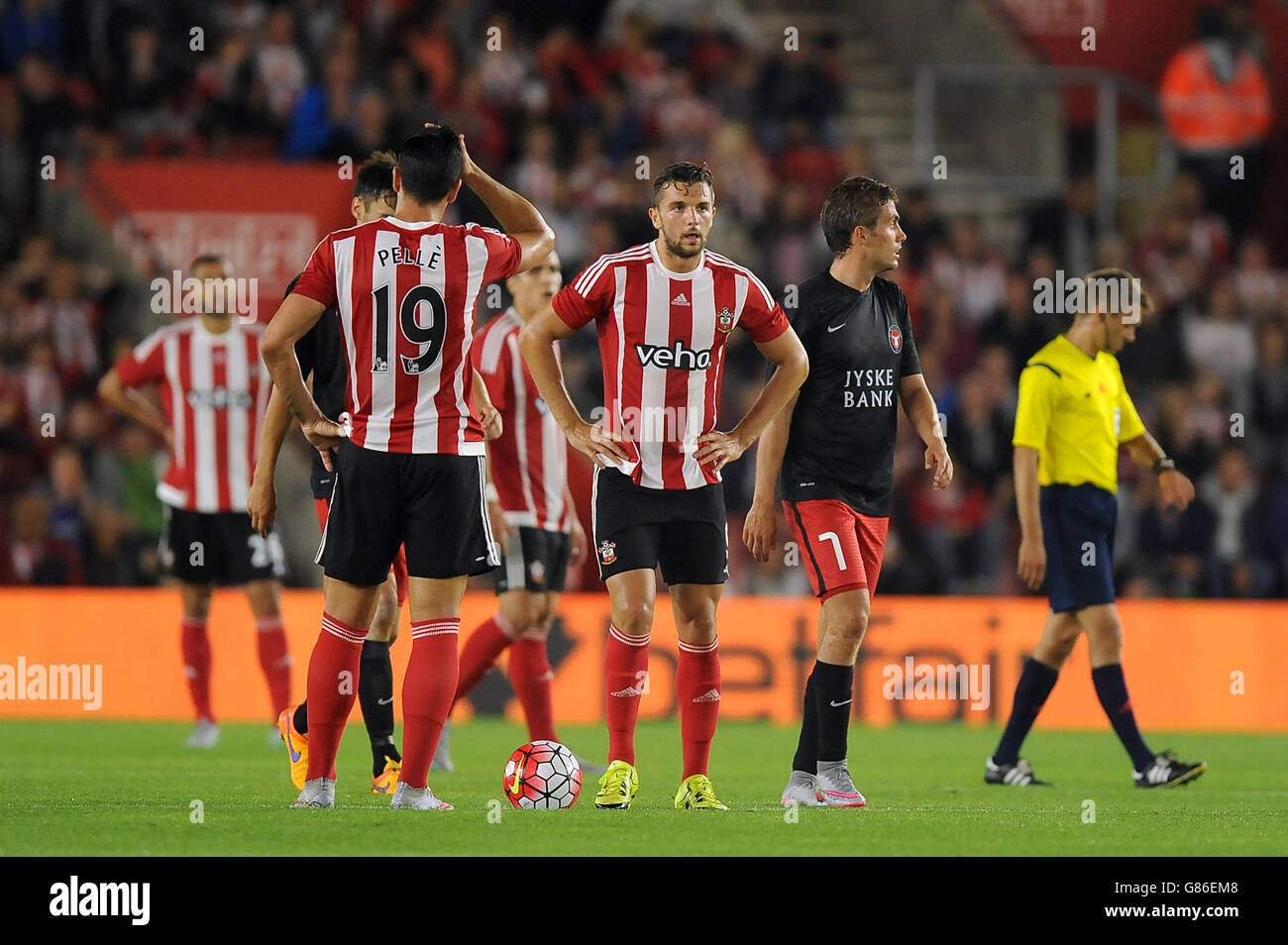 Lo stand Graziano pelle e Jay Rodriguez (al centro) di Southampton si sono abbattute dopo che Tim Sparv (non nella foto) del FC Midtjylland ha ottenuto il primo goal della partita durante la UEFA Europa League, i play-off delle qualifiche, la prima tappa allo stadio St Mary di Southampton. Foto Stock