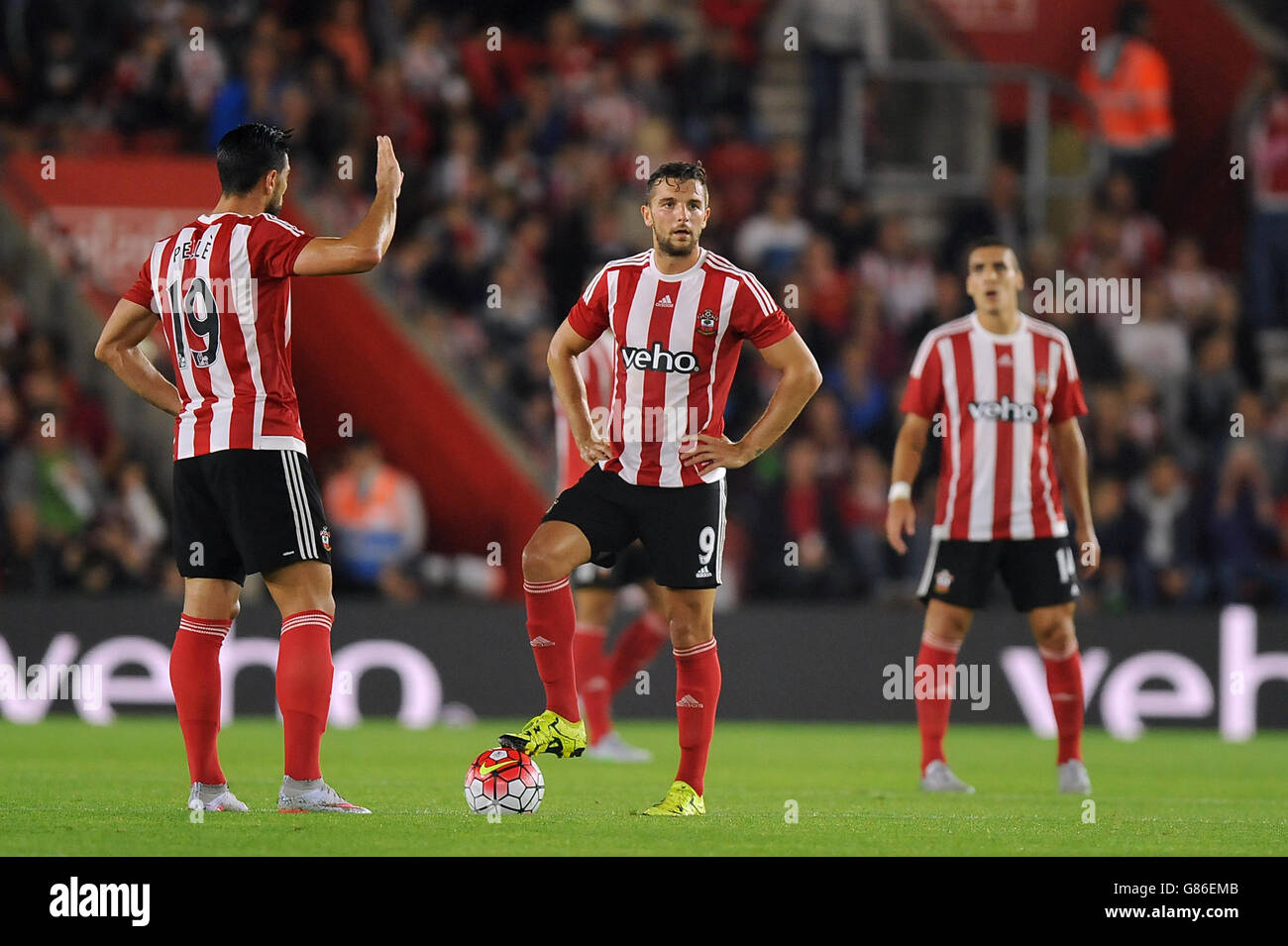 Lo stand Graziano pelle e Jay Rodriguez (al centro) di Southampton si sono abbattute dopo che Tim Sparv (non nella foto) del FC Midtjylland ha ottenuto il primo goal della partita durante la UEFA Europa League, i play-off delle qualifiche, la prima tappa allo stadio St Mary di Southampton. Foto Stock